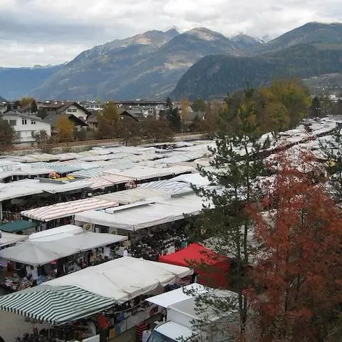 Brunico, torna il Mercato di Stegona: shopping, bestiame e Lunapark
