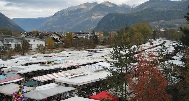 Brunico, torna il Mercato di Stegona: shopping, bestiame e Lunapark