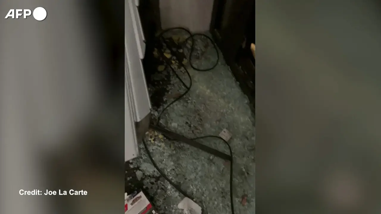 Disordini a Parigi, l'attacco a un negozio ripreso dall'interno