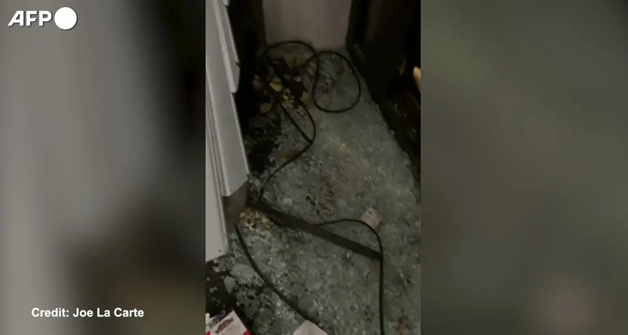 Disordini a Parigi, l'attacco a un negozio ripreso dall'interno