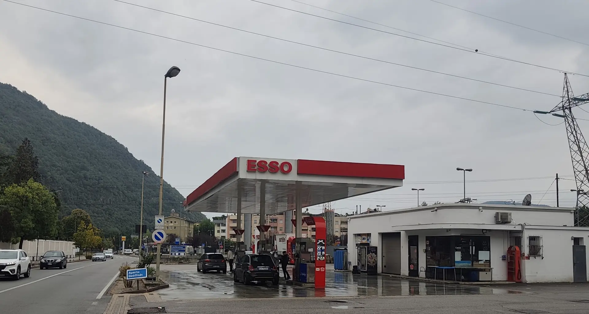Il distributore Esso ancora nel mirino di un ladro seriale
