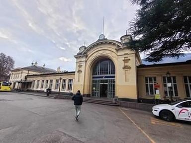 Merano, accoltellamento alla stazione: un ferito e soccorritori minacciati