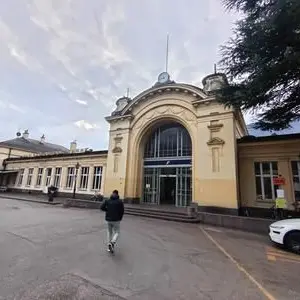 Merano, accoltellamento alla stazione: un ferito e soccorritori minacciati