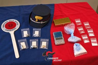 Droga tra Brunico e San Lorenzo di Sebato: sequestrati crack ed eroina, due denunciati