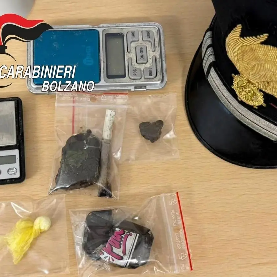 Laives, trovati a consumare droga e alcol in casa: scattano due denunce