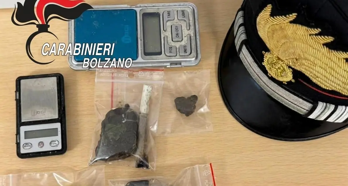 Laives, trovati a consumare droga e alcol in casa: scattano due denunce