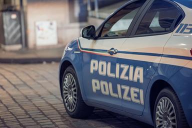 Bolzano, ruba un defibrillatore e aggredisce un poliziotto: arrestato un trentenne