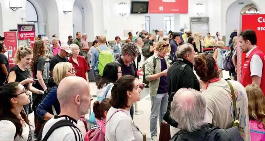 Treni, è caos in Alto Adige: oltre 1.200 corse soppresse, ritardi quotidiani e personale insufficiente