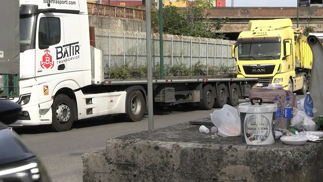 Gli sfollati di Pozzuoli si uniscono alla protesta dei trasportatori a Napoli
