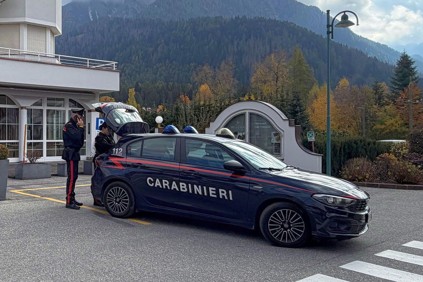 Vettura dei Carabinieri nella fotografia pubblicata da Alto Adige