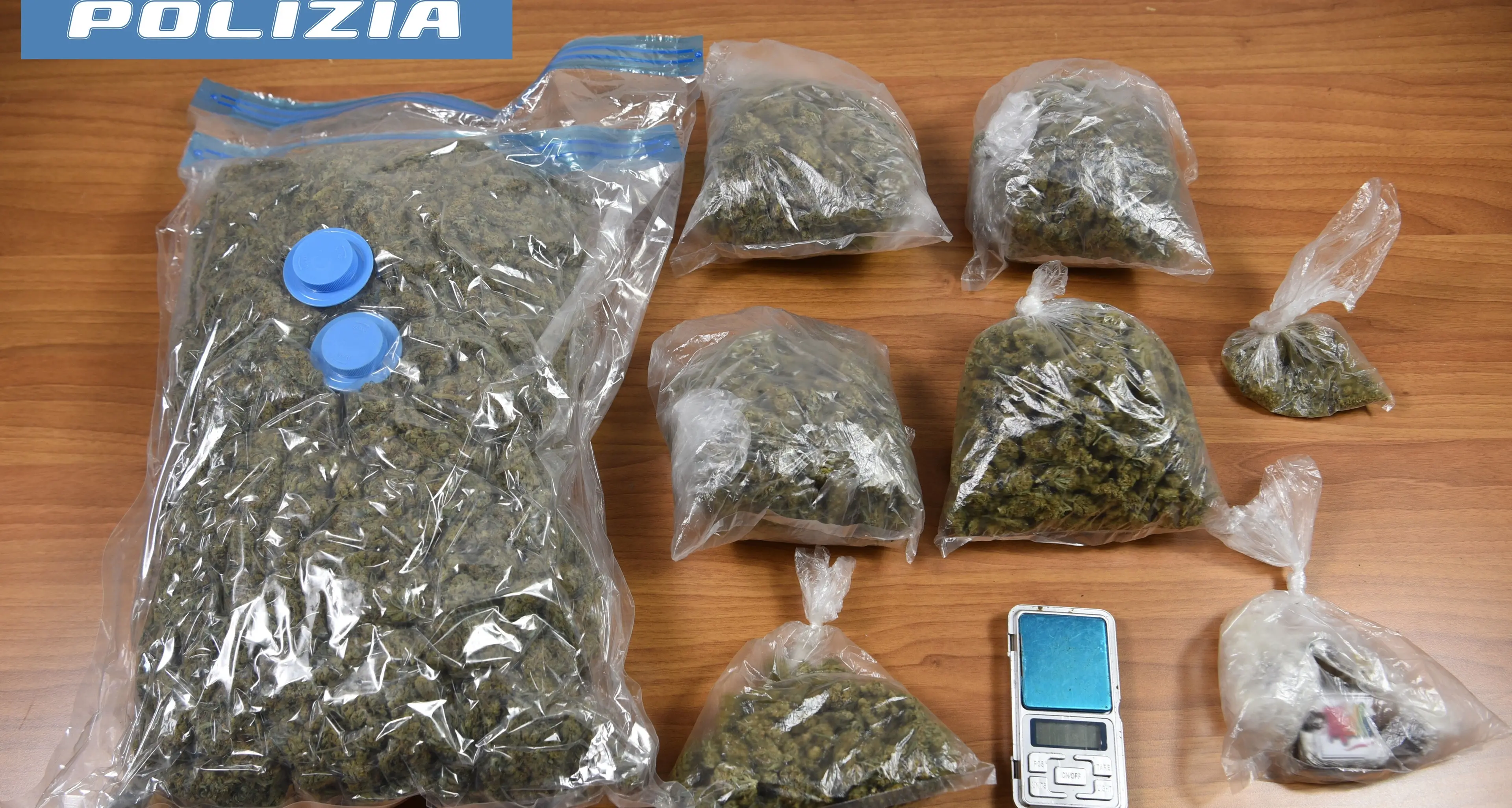 Bolzano, un chilo e mezzo di marijuana e un etto di hashish in casa: arrestato