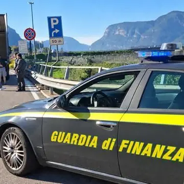 Lavoro nero in Bassa Atesina, 17 lavoratori irregolari scoperti dalla Finanza