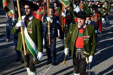 Schützen in piazza Walther per la sessantesima festa nazionale austriaca