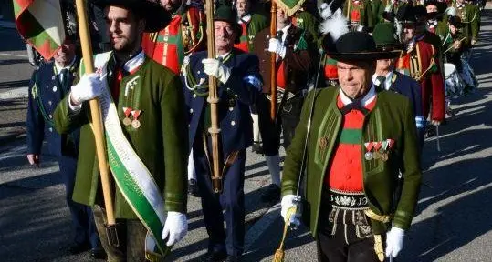 Schützen in piazza Walther per la sessantesima festa nazionale austriaca