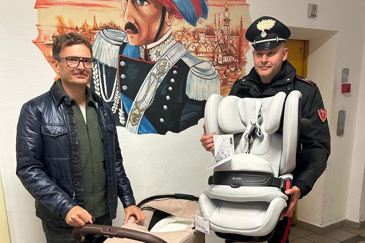 Carabiniere e articoli per bambini nella fotografia pubblicata da Alto Adige