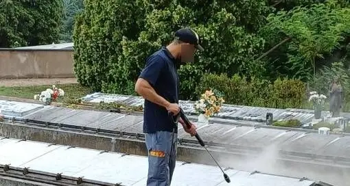 Bolzano, i detenuti al lavoro nel cimitero di Oltrisarco: il progetto proseguirà nel 2027