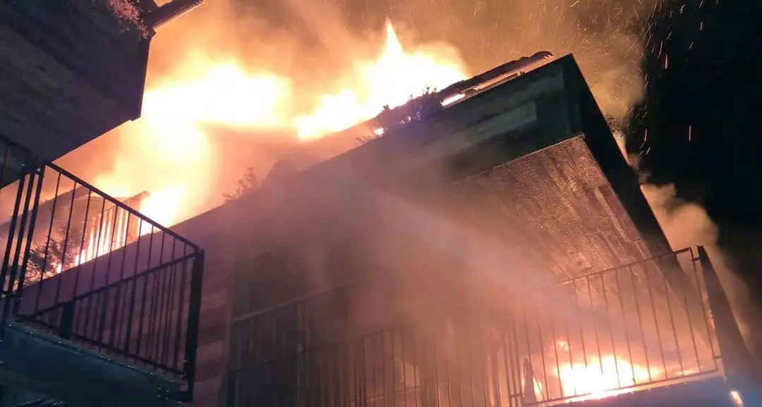 Chalet distrutto dalle fiamme a Racines: evacuate 16 persone