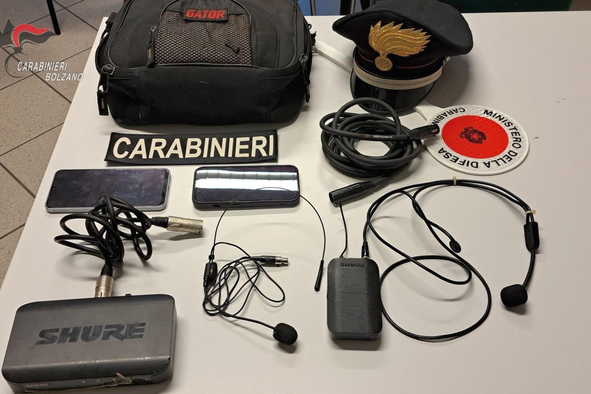 Telefoni e dispositivi nella fotografia dei Carabinieri di Bolzano pubblicata da Alto Adige