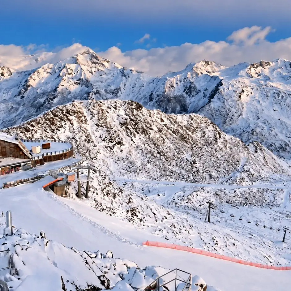 Neve sulle montagne dell'Alto Adige, notte di temporali e vento forte
