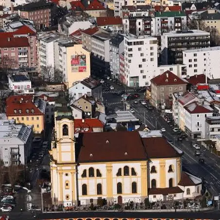 Saluto nazista o simbolo cristiano? A Innsbruck polemica sul giuramento di un consigliere Fpö