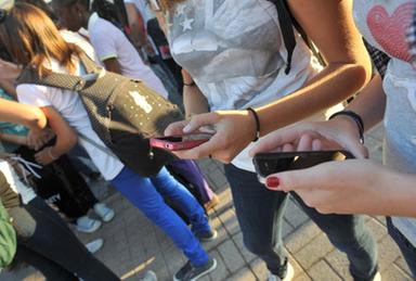 «Ragazze aggredite da gruppi di giovani»: allarme sui social a Bolzano e Trento, ma sono notizie false
