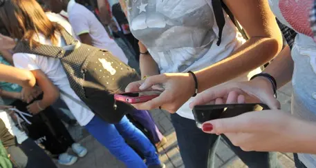 «Ragazze aggredite da gruppi di giovani»: allarme sui social a Bolzano e Trento, ma sono notizie false