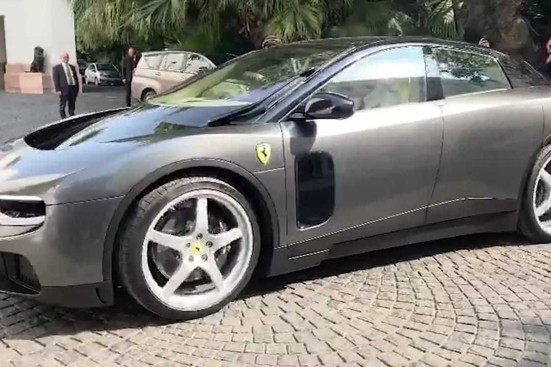 Nuova Dehli, Tronchetti Provera e Vigna arrivano su una Ferrari Luce