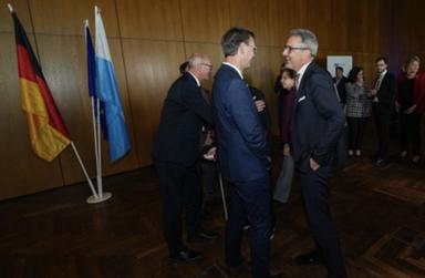 Kompatscher al vertice delle regioni alpine: premiata un'azienda dell'Alto Adige