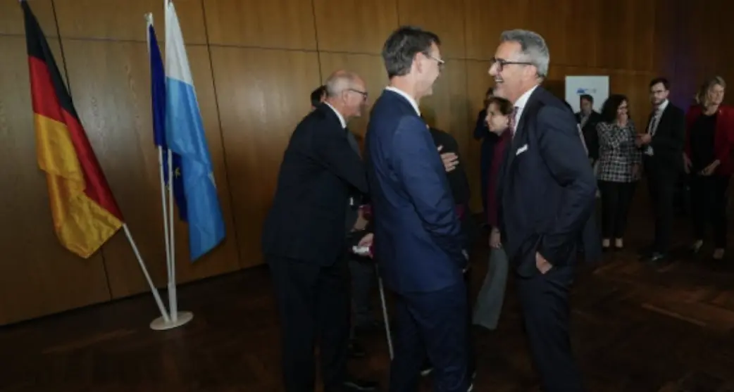 Kompatscher al vertice delle regioni alpine: premiata un'azienda dell'Alto Adige