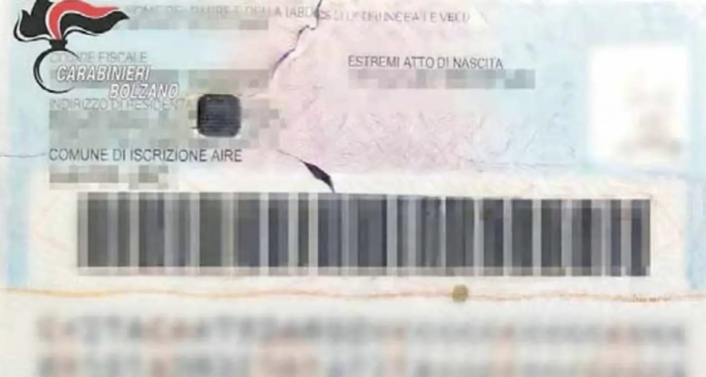 Chip strappati dalle carte d’identità, l’ombra di “un traffico” anche in Alto Adige
