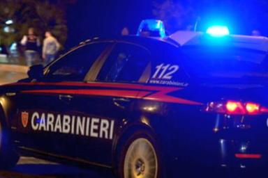 Postal, fugge all'alt della polizia e si nasconde davanti alla caserma dei carabinieri