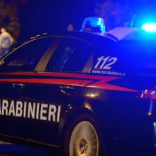 Postal, fugge all'alt della polizia e si nasconde davanti alla caserma dei carabinieri