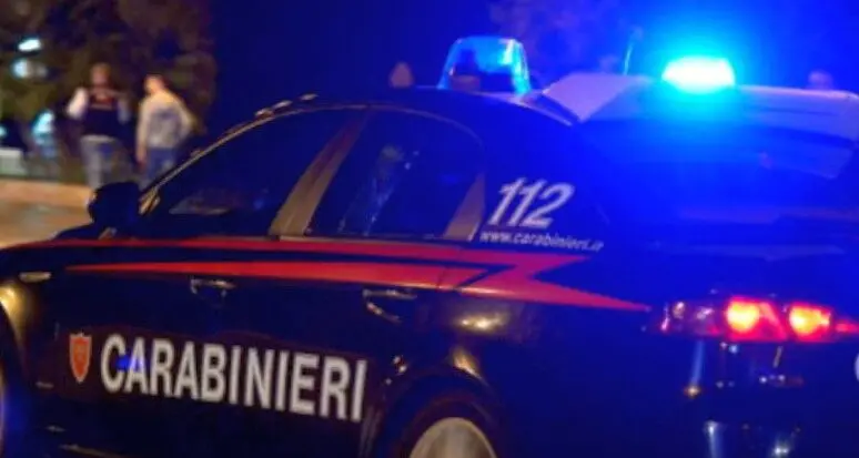 Postal, fugge all'alt della polizia e si nasconde davanti alla caserma dei carabinieri