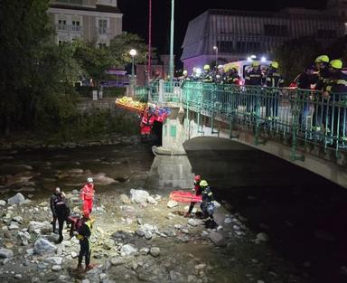 Merano, uomo precipita nel Passirio: maxi intervento dei vigili del fuoco nella notte