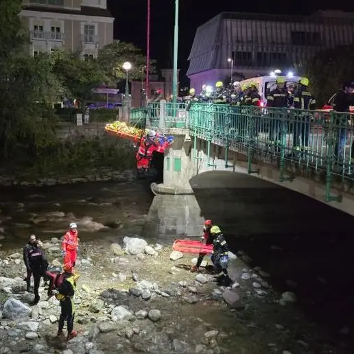 Merano, uomo precipita nel Passirio: maxi intervento dei vigili del fuoco nella notte