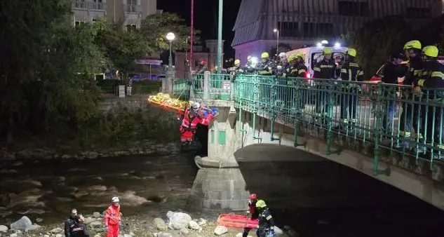 Merano, uomo precipita nel Passirio: maxi intervento dei vigili del fuoco nella notte