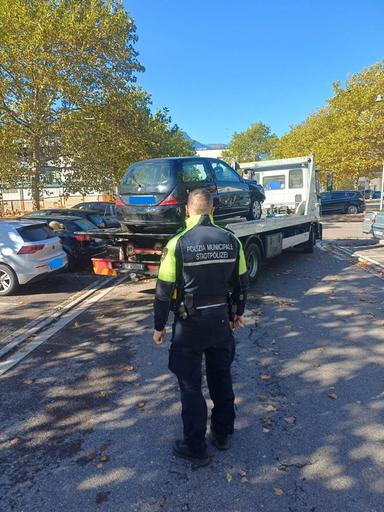 Bolzano, rimossi e rottamati sette veicoli abbandonati: controlli in cinque strade
