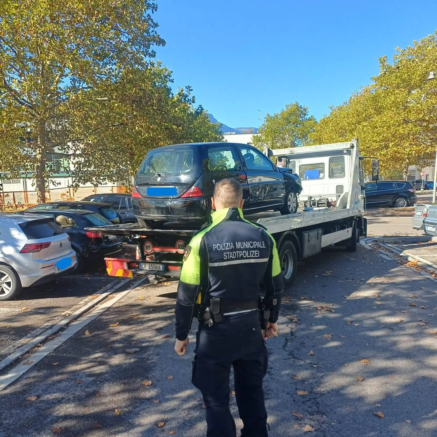 Bolzano, rimossi e rottamati sette veicoli abbandonati: controlli in cinque strade