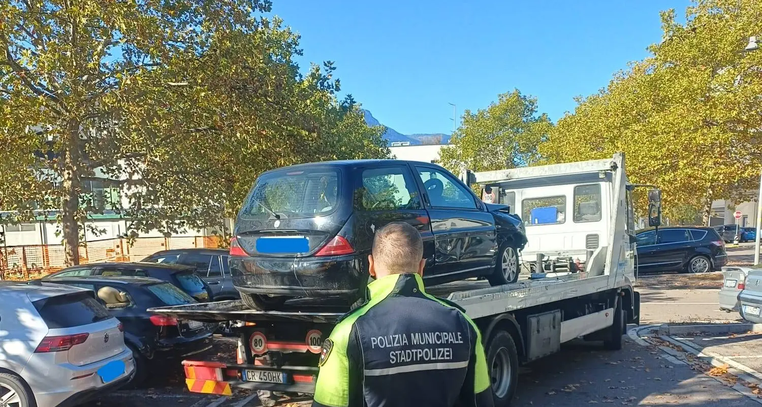 Bolzano, rimossi e rottamati sette veicoli abbandonati: controlli in cinque strade