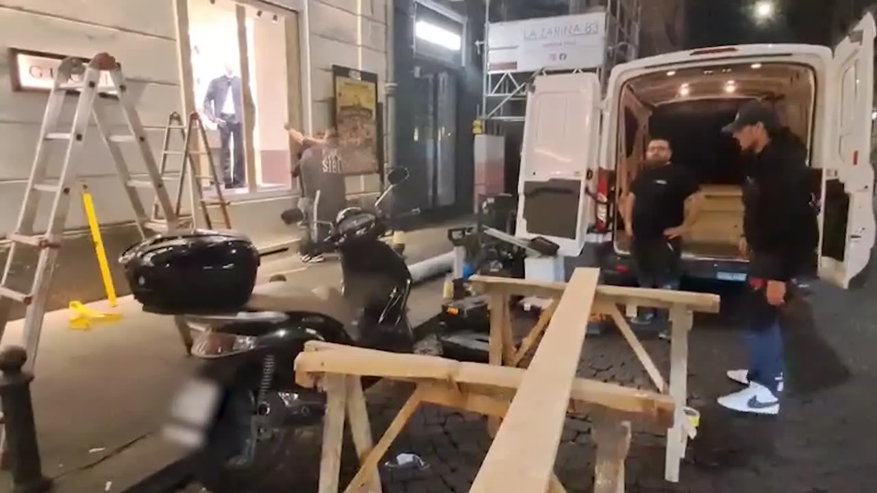 Napoli, i negozi di lusso si preparano alle manifestazioni di domani