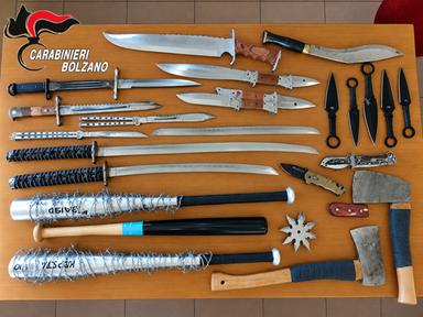 Cortaccia, katane e mazze col filo spinato in casa: denunciato un 36enne