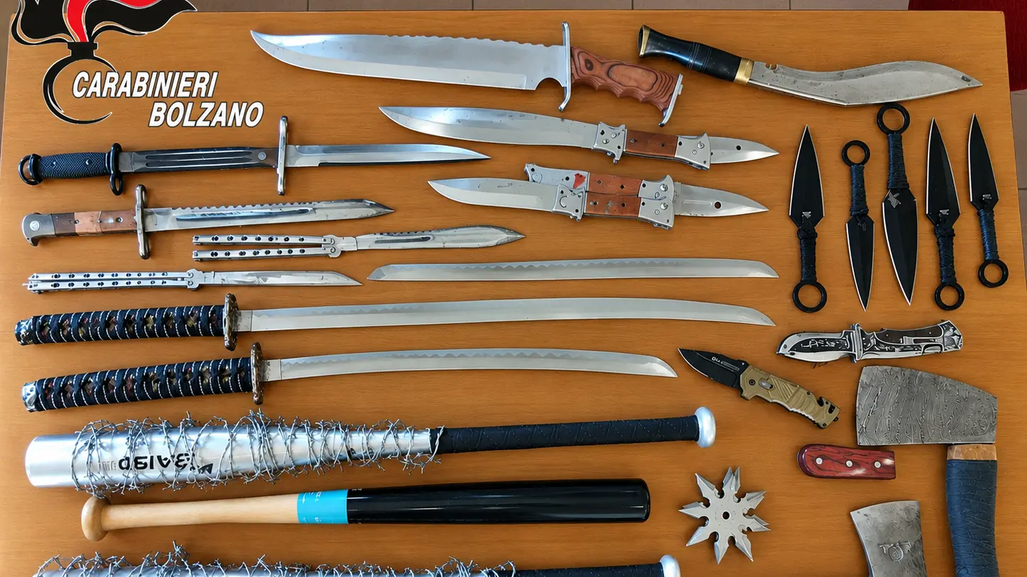 Cortaccia, katane e mazze col filo spinato in casa: denunciato un 36enne