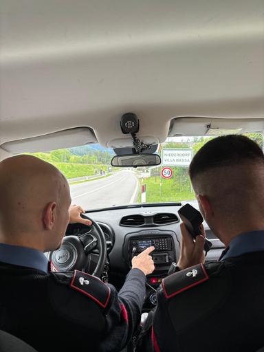 Villabassa, hashish ceduto in auto vicino alla stazione: due denunciati