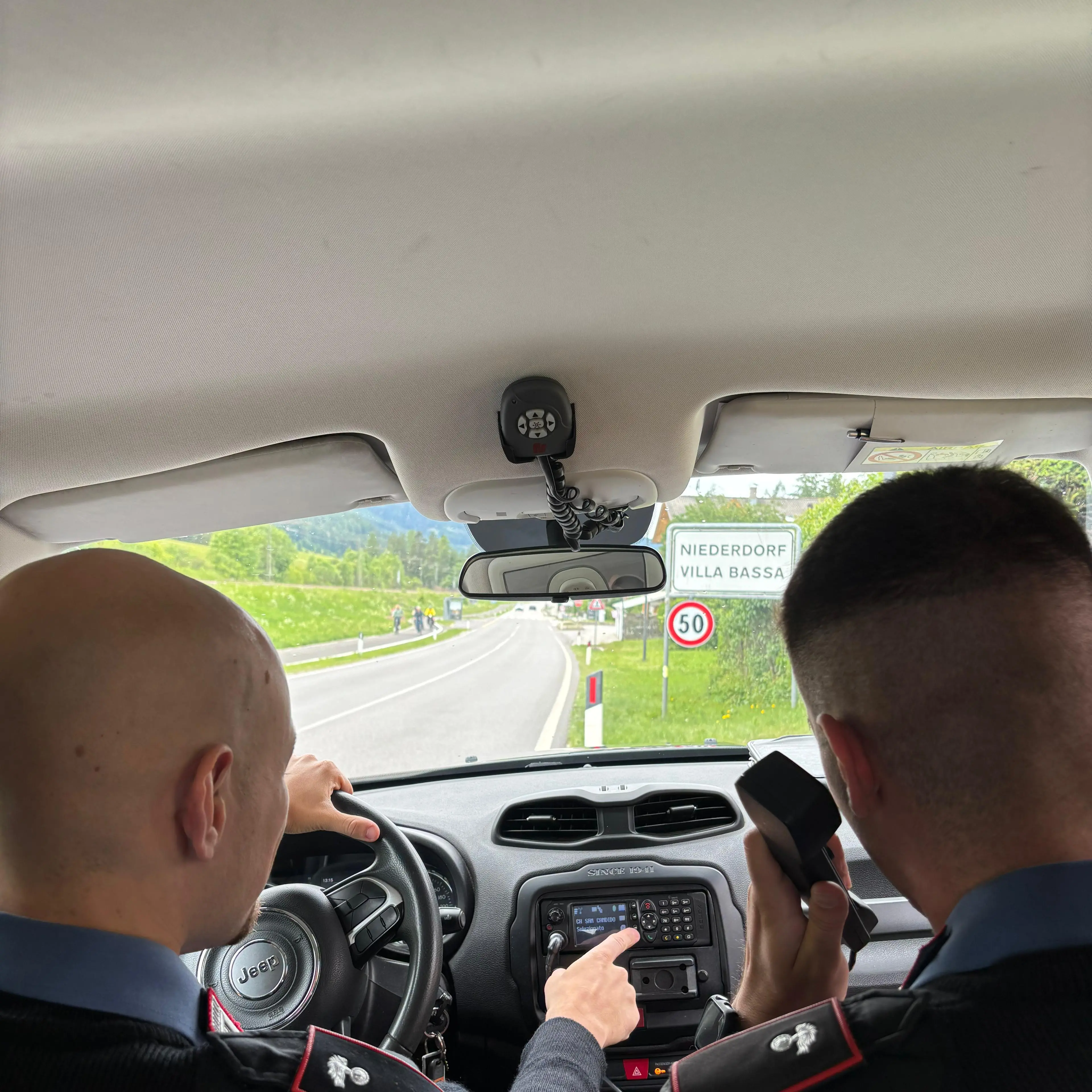 Villabassa, hashish ceduto in auto vicino alla stazione: due denunciati