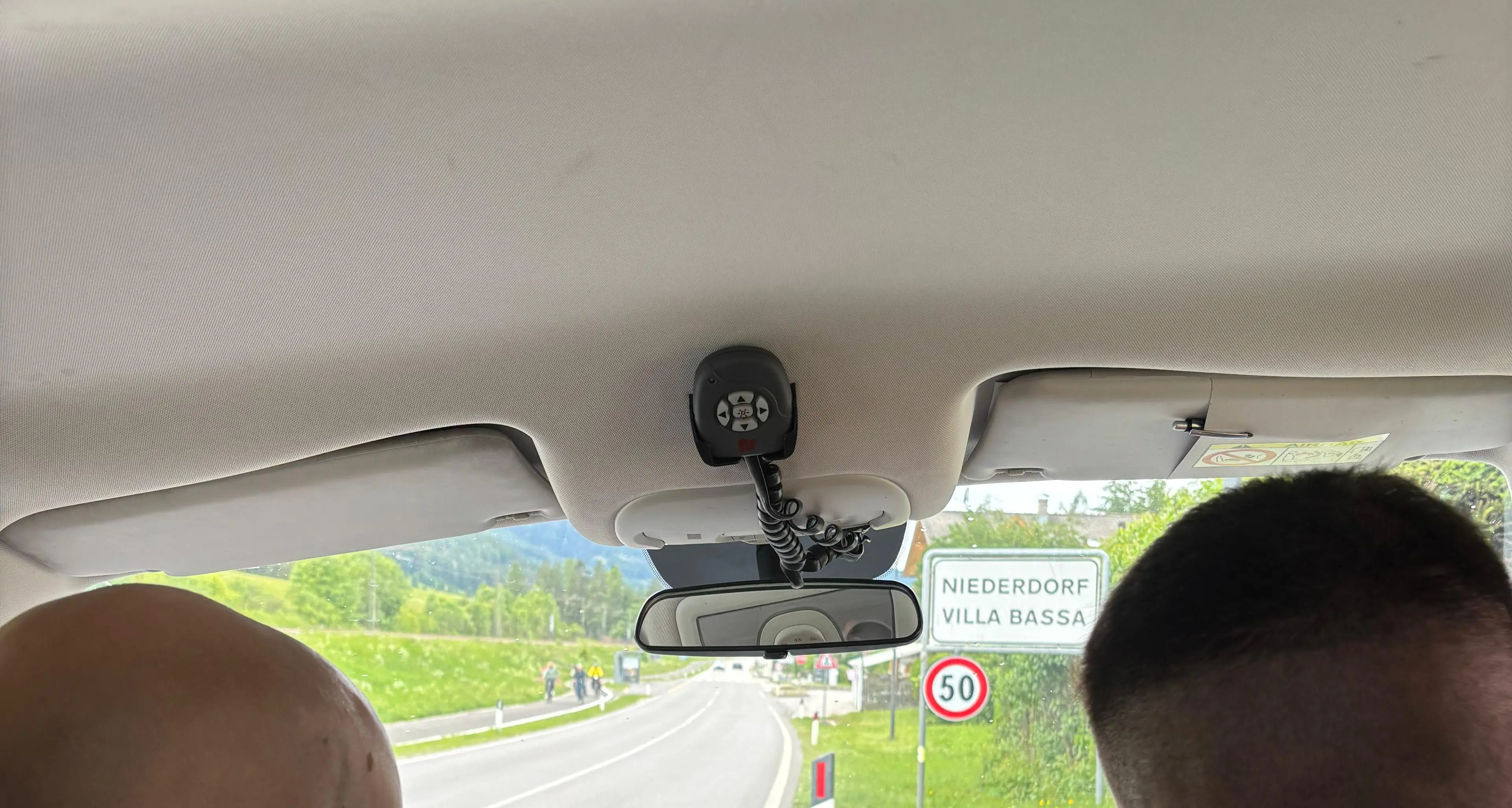 Villabassa, hashish ceduto in auto vicino alla stazione: due denunciati