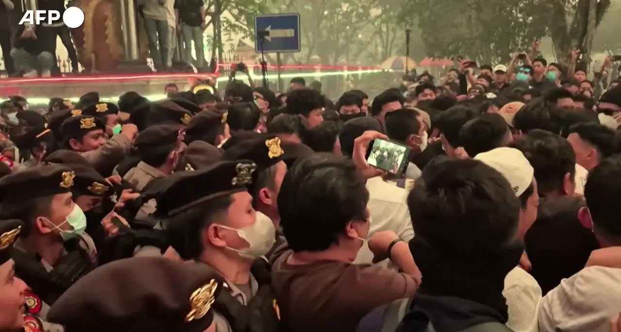 Indonesia, studenti in piazza per lo stato di calamità contro i roghi