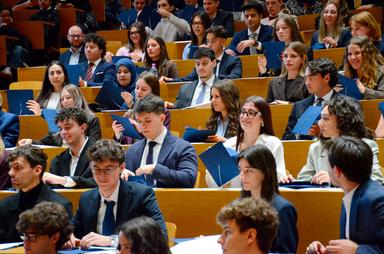 Bolzano, 366 studenti festeggiano la laurea: emozioni e gioia nell'Aula Magna