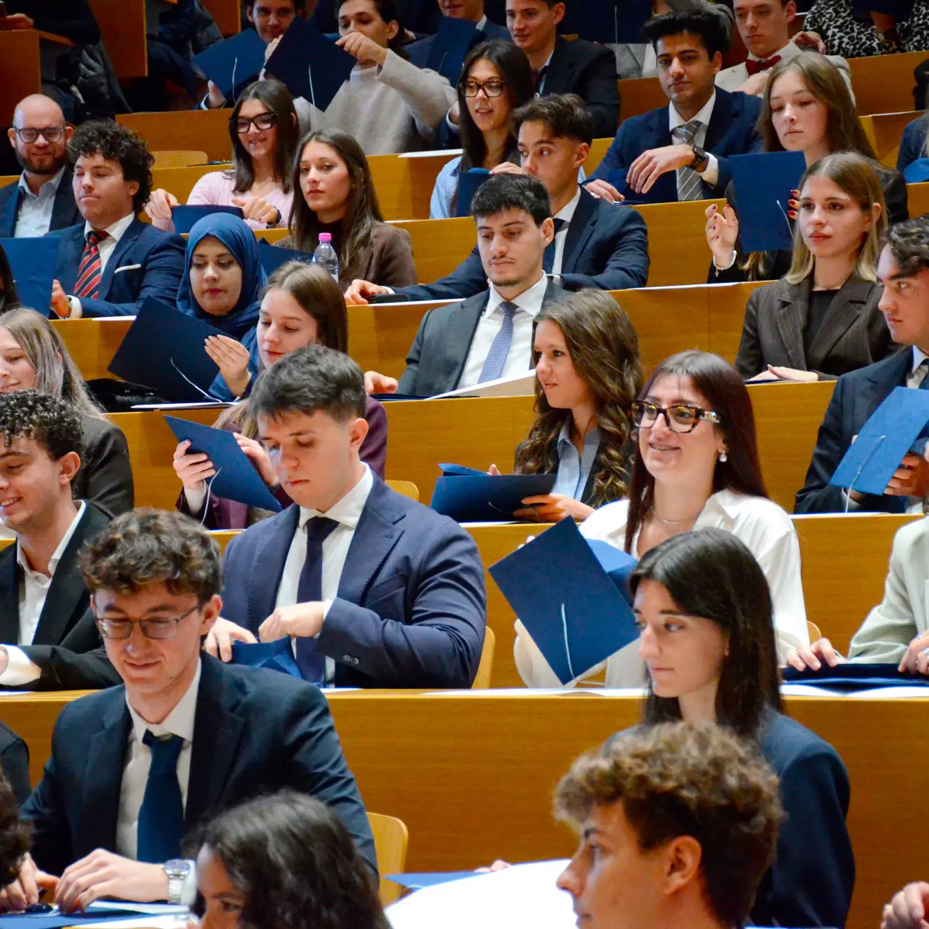 Bolzano, 366 studenti festeggiano la laurea: emozioni e gioia nell'Aula Magna