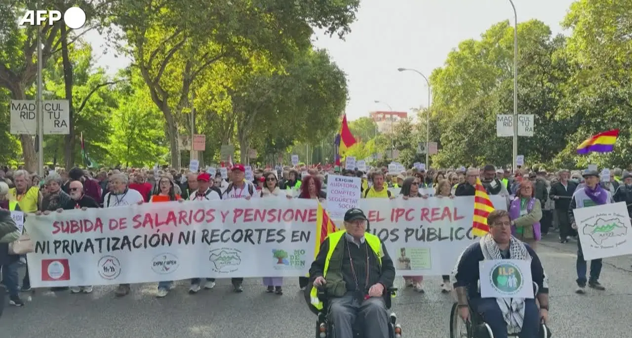 Madrid, migliaia di persone in corteo per chiedere un aumento delle pensioni