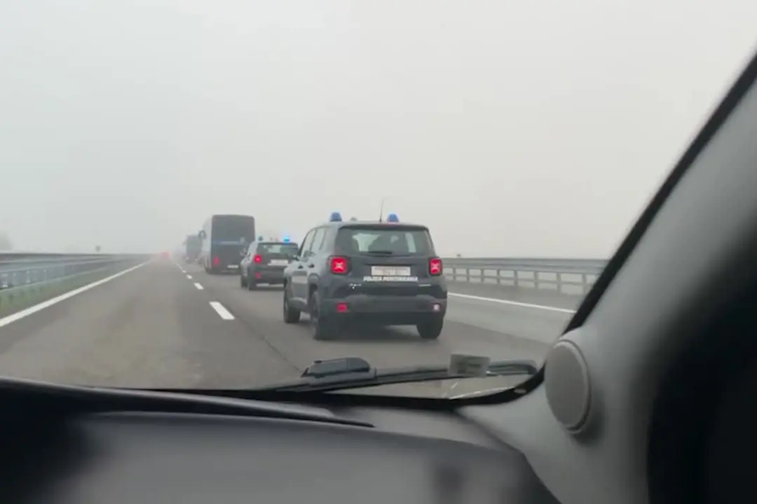 Torino, imponente colonna di polizia penitenziaria e Gom in autostrada